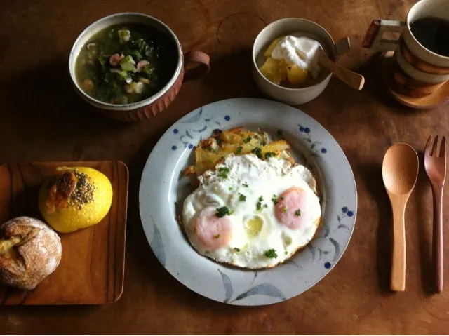 Snapdishの料理写真:目玉焼きメインの朝飯。|つるたさん