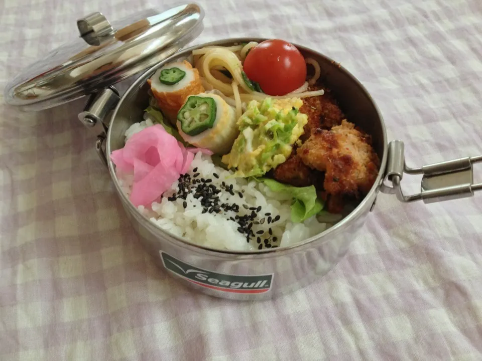 5月4日  鶏肉の香草パン粉焼きとキャベツとチーズ入りスクランブルエッグのお弁当|かとっちみゆさん