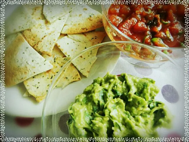 homemade guacamole & salsa sauce with garlic tortilla|Asti 🌸🌸さん