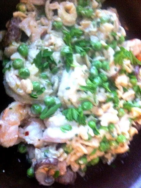 Wild caught prawns,sweet peas, crimini mushrooms, and brown rice pasta in alfredo sauce and fresh herbs|virginia frasseさん