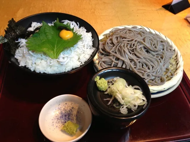 お昼はシラス丼|アクちゃんさん