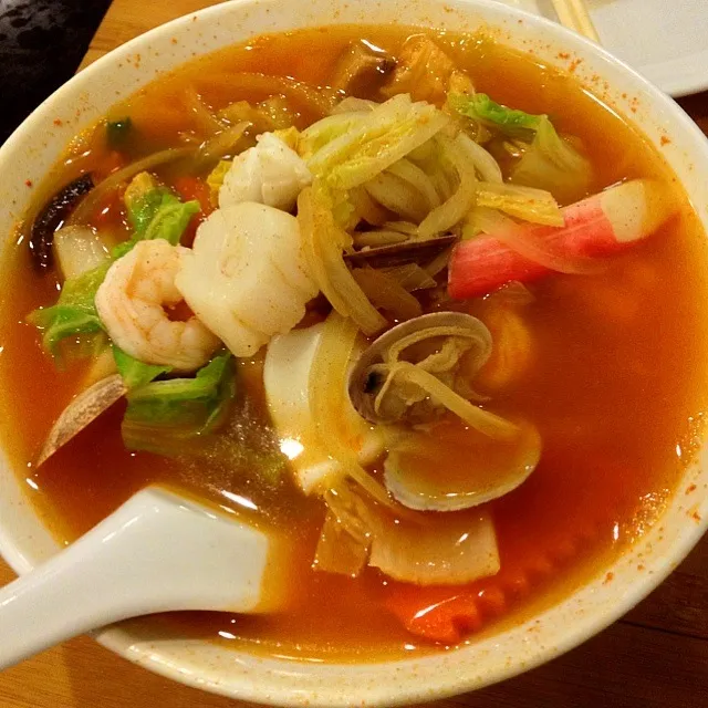 Snapdishの料理写真:Spicy Seafood Noodle Soup|PoPPaPさん