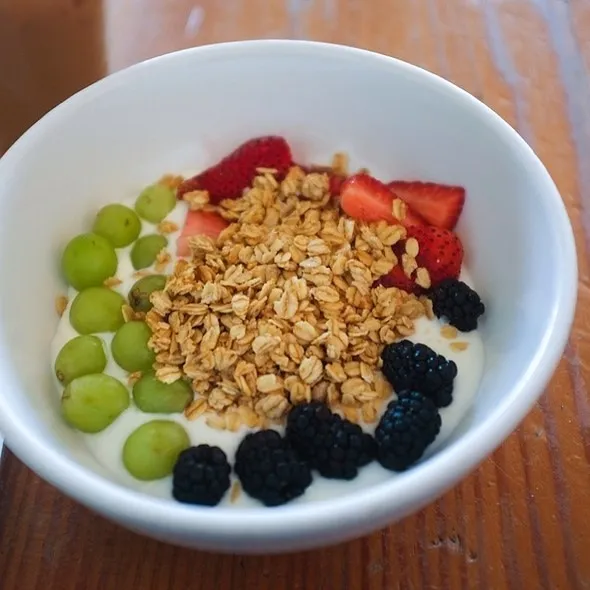 Granola With Fruit And Yogurt|Romeoさん