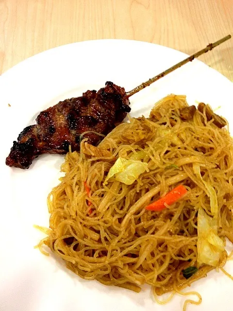 Canton Bihon Guisado and Pork Barbecue|Rockwell Leeさん