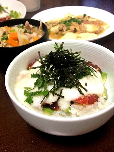 Snapdishの料理写真:鮪とアボカドの山かけ丼、豆腐のきのこあんかけ、豚汁|chobicmさん