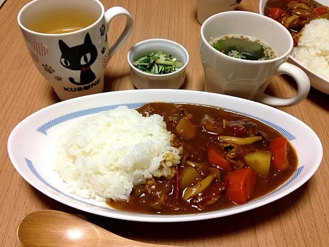 豚肉としめじのトマトカレー|こんこんさん