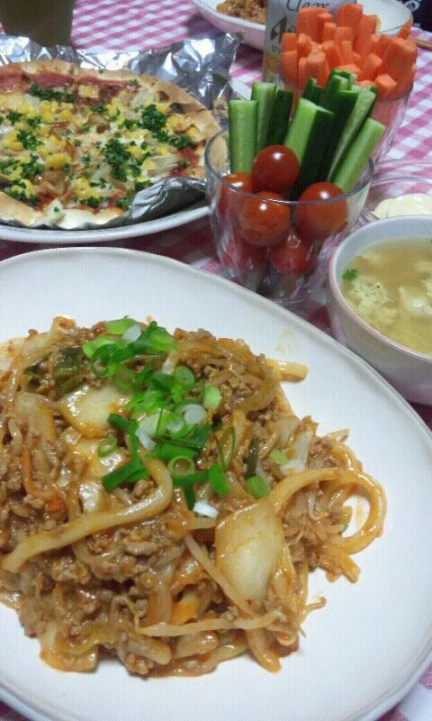 焼きうどん(豚挽肉･白菜キムチ･きゃべつ･もやし･青ねぎ･にんにく･生姜)、ピザ(エリンギ･ちくわ･パセリ･ピザ台)、野菜スティック(フルーツにんじん･きゅうり･プチトマト)、スープ(卵･コーン･パセリ)|まあるさん