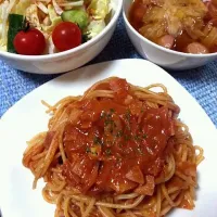 Snapdishの料理写真:トマトジュースでパスタ キャベツとウインナーのスープ 玉ねぎとレタスのコチュジャンサラダ|野崎恵理さん