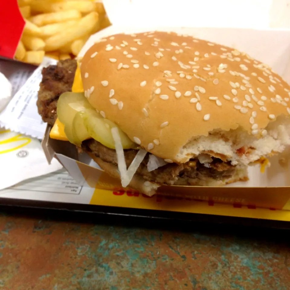 Snapdishの料理写真:Quarter Pounder with Cheese Burger|angela angieさん