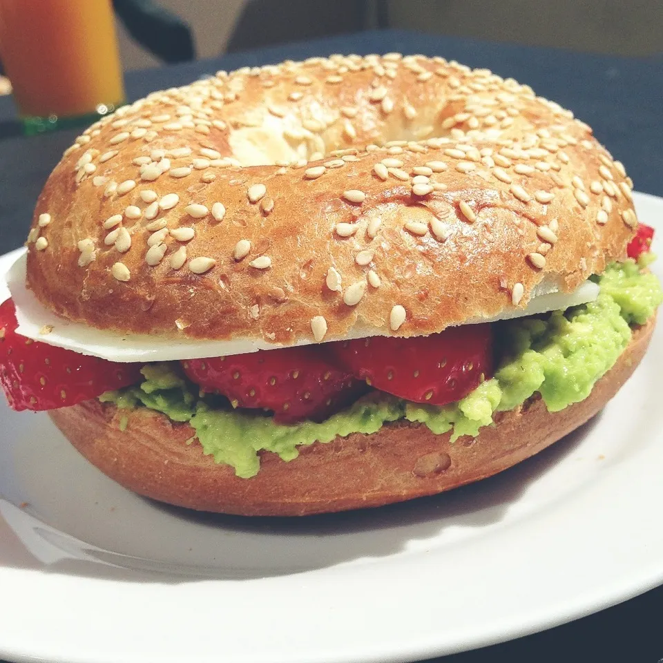 Avocado, Strawberry and Goat cheese bagel|Rianneさん