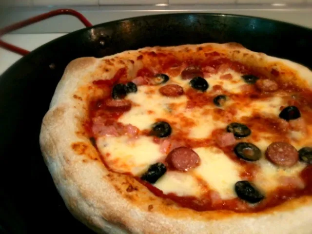 Pizza della settimana "Pizza margherita con prosciutto cotto e olive nere"|小鍋 (pentolina)さん