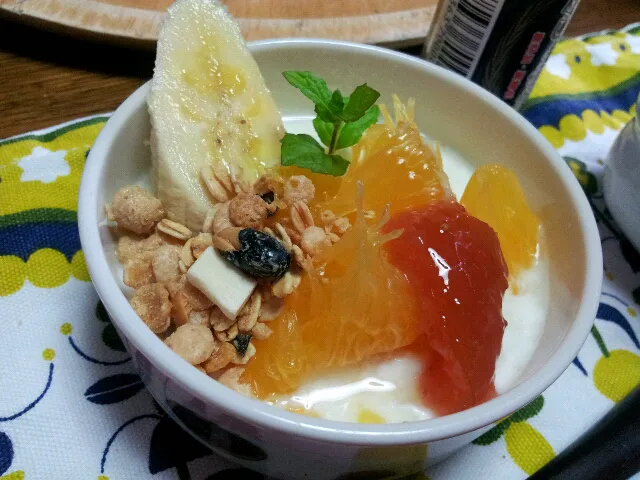 Snapdishの料理写真:朝食ヨーグルト|シェリリンさん