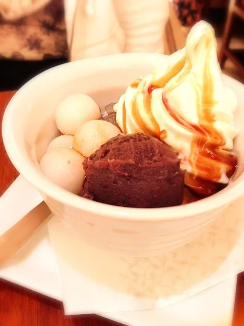 Snapdishの料理写真:Softcream mochi and red bean paste|PhUnGさん