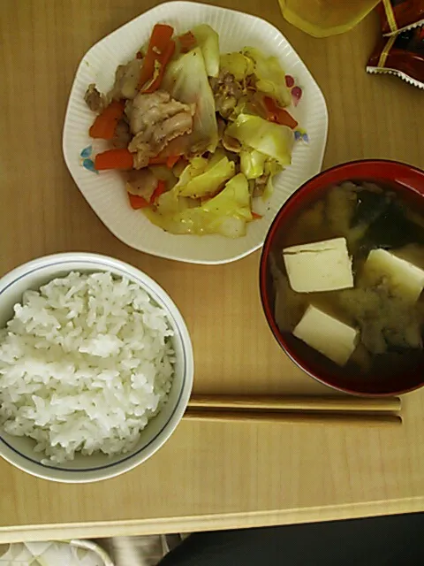 野菜炒めとご飯と味噌汁|ぼーのさん