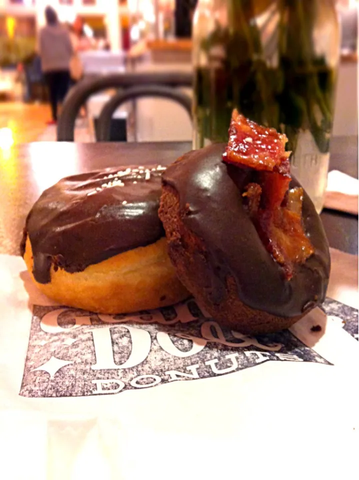 Snapdishの料理写真:Dark Angel & Scream Queen Doughnuts|Chris Rothさん