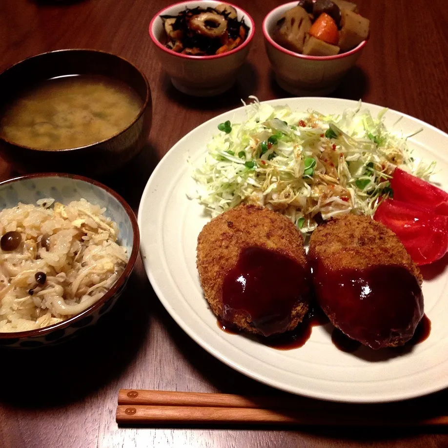 新じゃがコロッケ、サラダ、筑前煮、ひじき煮、しじみの味噌汁、きのこの炊き込み御飯|ちびさん