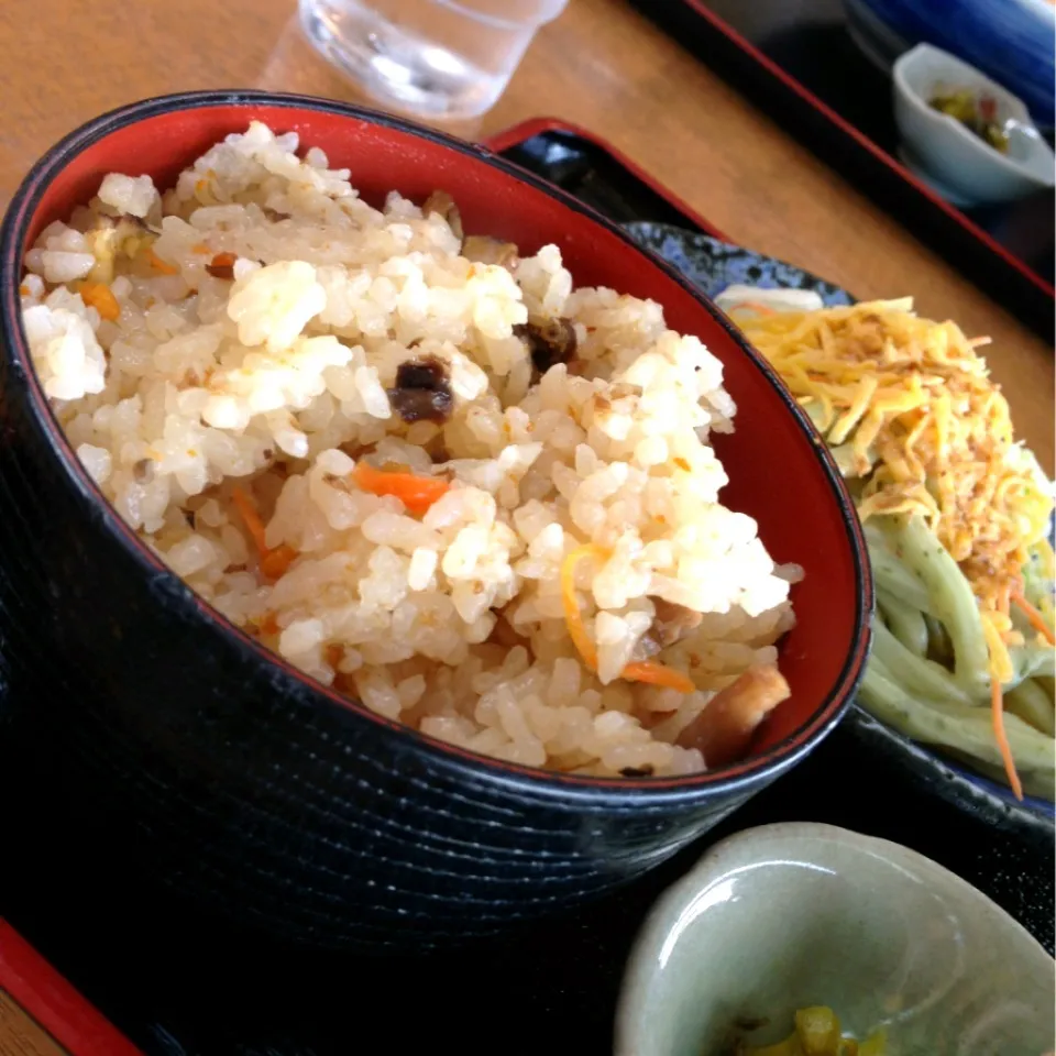 Snapdishの料理写真:ウニとアワビの炊き込みご飯|おかちんさん