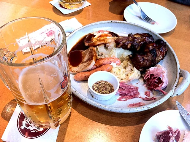 スペアリブなどなど肉プレートとサッポロビール|hidadiさん