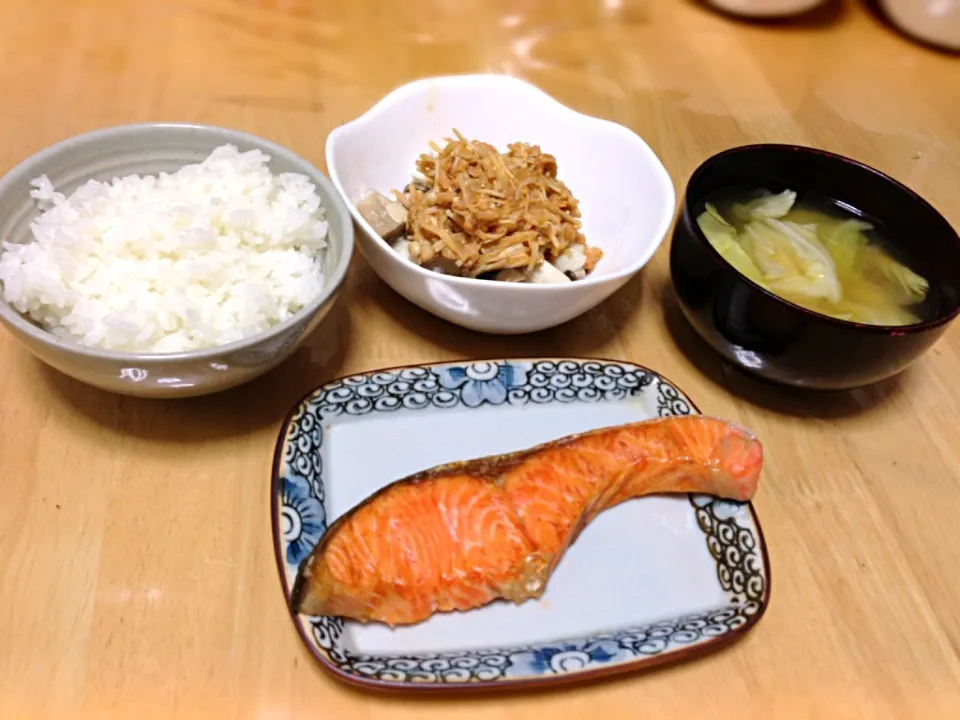 Snapdishの料理写真:鮭、きのこのエノキ味噌がけ、キャベツの味噌汁|せいこさん