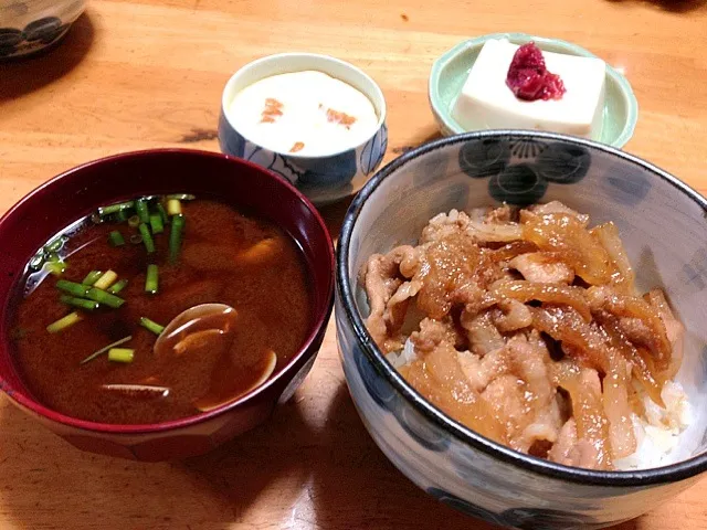 あさりの赤だし 豚丼 茶碗蒸し 冷奴|あちょんさん