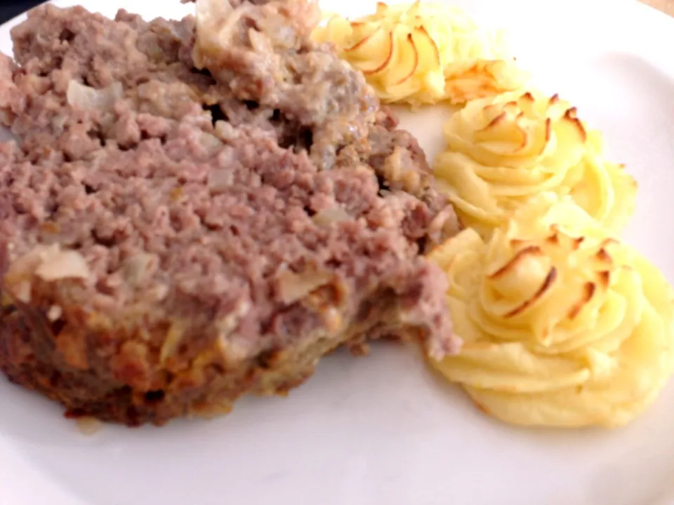 Snapdishの料理写真:Meatloaf with Duchess Potatoes|Patrikさん