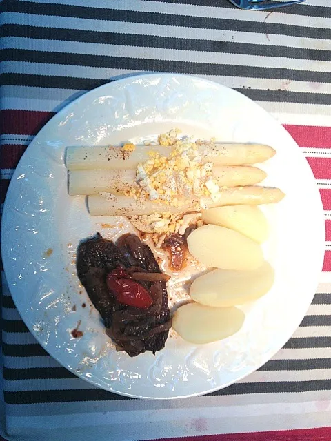 White asparagus, hardboiled eggcrumbs, buttersauce, potatoeslices and beef stewed in red wine with herbs, garlic, onion and chopped tomato|Johan van de Beekさん