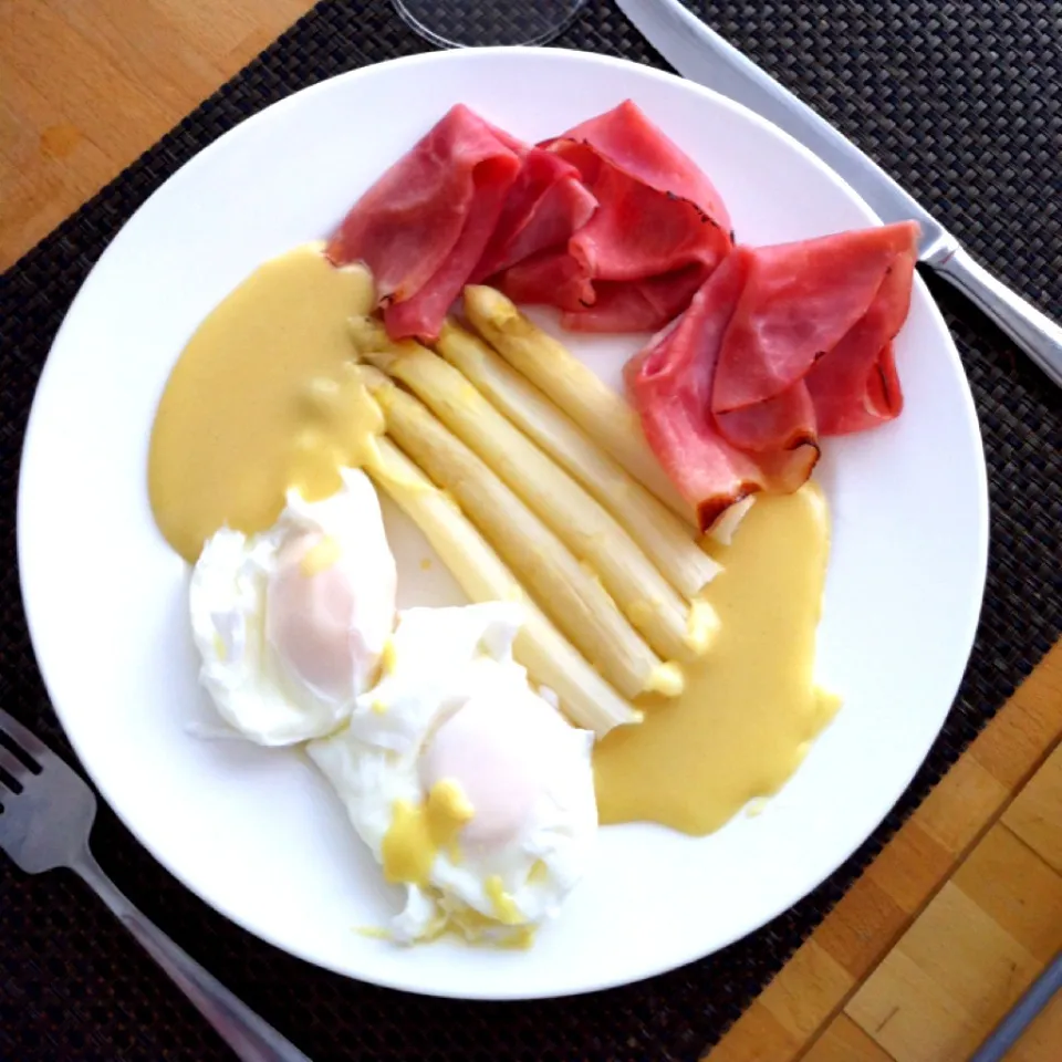 White asparagus with ham and poached eggs|Nathalie Straversさん