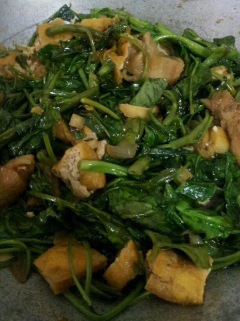 Kangkung with tofu and mushrooms|elteeさん