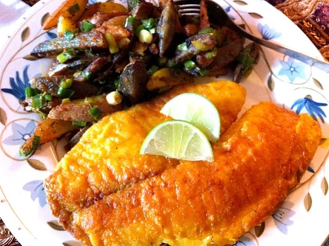 Fried Tilapia with potatoes and green onions|leylaさん