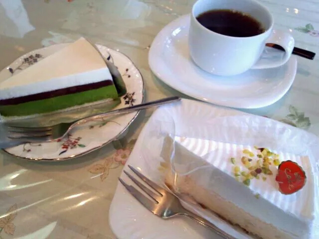 Snapdishの料理写真:フロマージュと抹茶小豆のケーキ|jinlimeさん