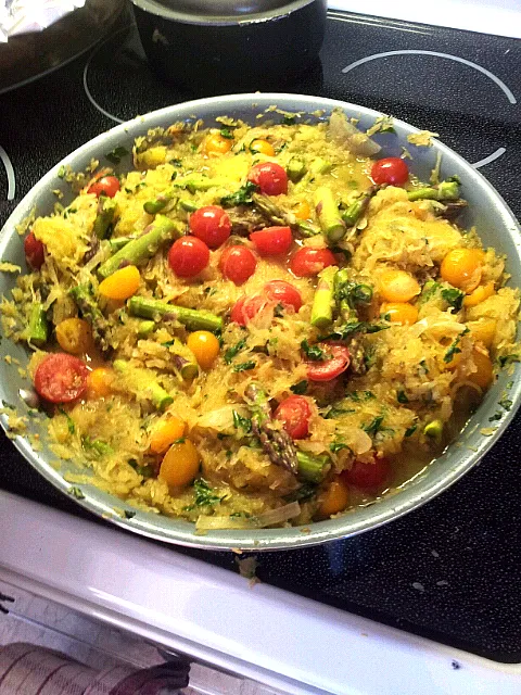 Spaghetti Squash sauteed with onions, garlic,tomatoes, spinach, arugula, and asparagus|Kristen Bruntonさん