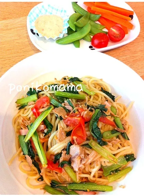 Snapdishの料理写真:小松菜とツナと干しえのきの和風パスタ、野菜と味噌胡麻マヨディップ。|ぽにこさん