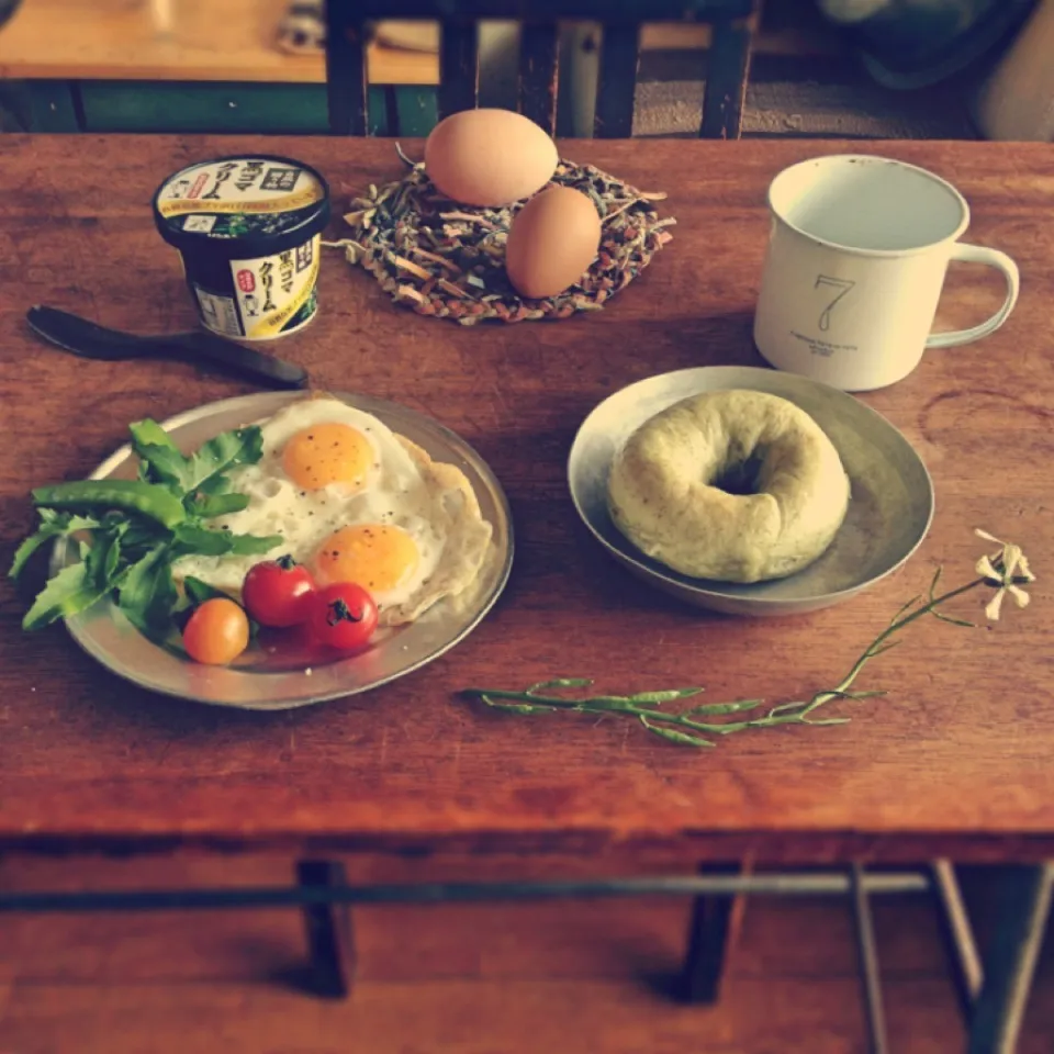 Snapdishの料理写真:“ ふたご 卵 と ルッコラの種 ”|おたんこ食堂  d□~°さん