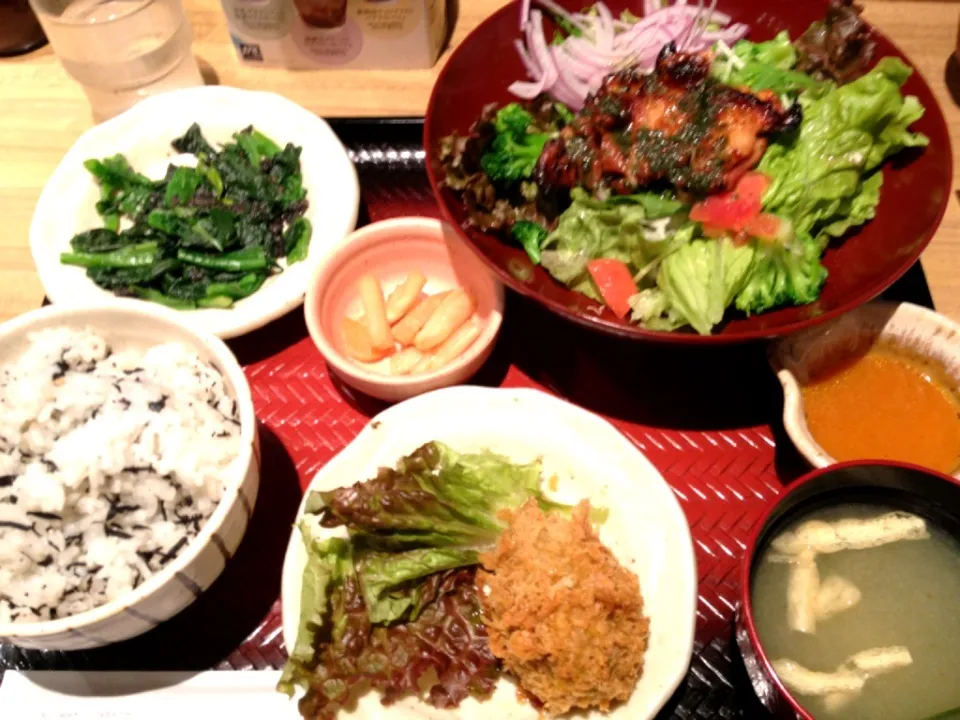 大戸屋で食事しました。 「炭火焼ﾊﾞｼﾞﾙﾁｷﾝｻﾗﾀﾞ定食、かぼちゃｺﾛｯｹ、ほうれん草のごま和え、ひじきご飯（大盛）」|敏（とし）さん