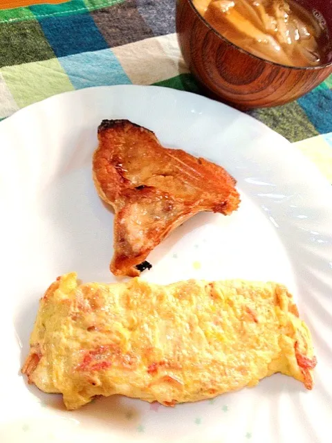 干しエビの玉子焼きと鮭のカマ焼き。味噌汁は、揚げとタマネギ|ハルさん