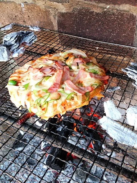 自作の窯で手製のピザを焼きました！|Tomyさん