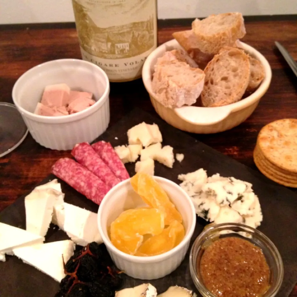 Snapdishの料理写真:Cheese plate part 2 with Bonny doon cigare volante|lauren shannonさん