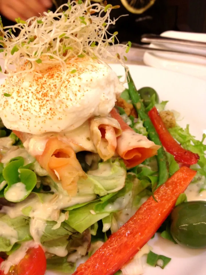 Smoke salmon salad with poached egg and citrus dressing|12Dragonさん