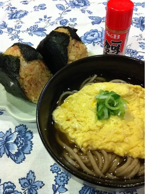 Snapdishの料理写真:ミニ卵とじ蕎麦と豚丼たれ炒飯おにぎり|まーままさん