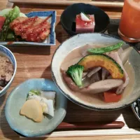 Snapdishの料理写真:玄米、重ね煮、ひじき、有機人参ジュース…
（やさい食堂小山）|実季さん