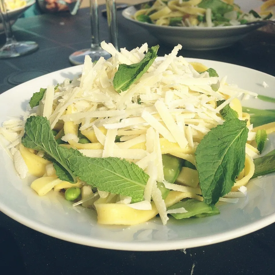 Tagliatelle with garden peas, snow peas and mint leaves|Rianneさん