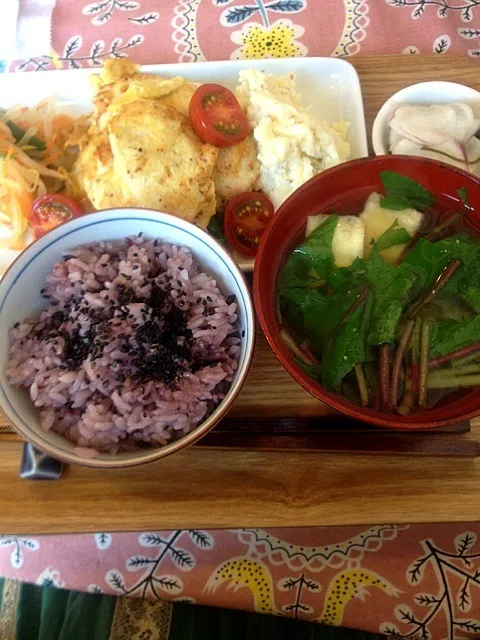 Snapdishの料理写真:(よんふくカフェ)鶏肉のピカタ、ポテトサラダ、野菜炒め定食。|こいこさん