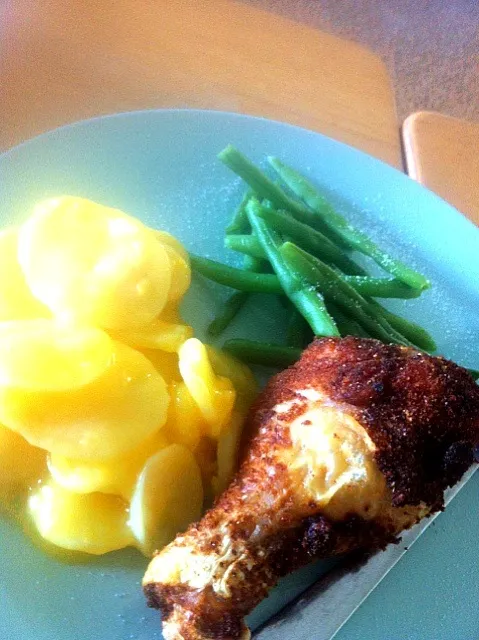 Snapdishの料理写真:Cheesy potatoes, breaded chicken legs, fresh steamed green beans.😋|hannahさん