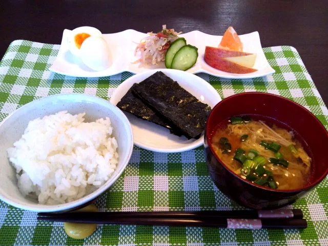 Snapdishの料理写真:シンプル朝ごはん＊ゆで卵＊もやしの梅和え＊味海苔＊お味噌汁＊ごはん＊果物|myuさん