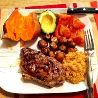 Snapdishの料理写真:100% grass fed NY strip steak, quinoa, yam, mushrooms, avocado, and sliced tomatoes.|Yasmeen 🌺さん