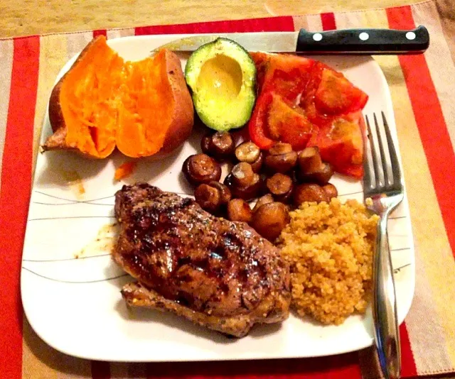 100% grass fed NY strip steak, quinoa, yam, mushrooms, avocado, and sliced tomatoes.|Yasmeen 🌺さん