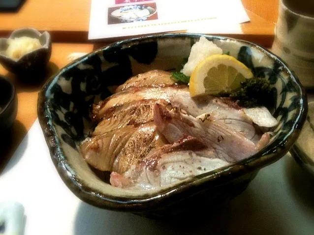 Snapdishの料理写真:ワイキキ サントリーの炙り何丼？？|happymamaさん