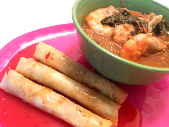 Snapdishの料理写真:Filipino Food Shrimp Sinigang n Lumpia. .. crazy mix but im craving.  loll|Goldaさん