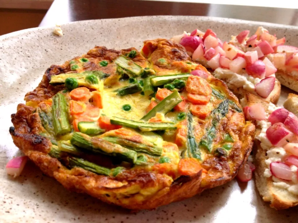 spring fritatta with radish toasts|Matthew Cashenさん