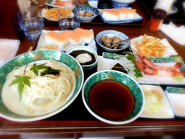 Snapdishの料理写真:5月6日のランチは氷見御膳（＾∇＾）白えびの天ぷら、ます寿し、あれこれあれこれ。氷見うどんうまーーい（＾∇＾）|しーさん